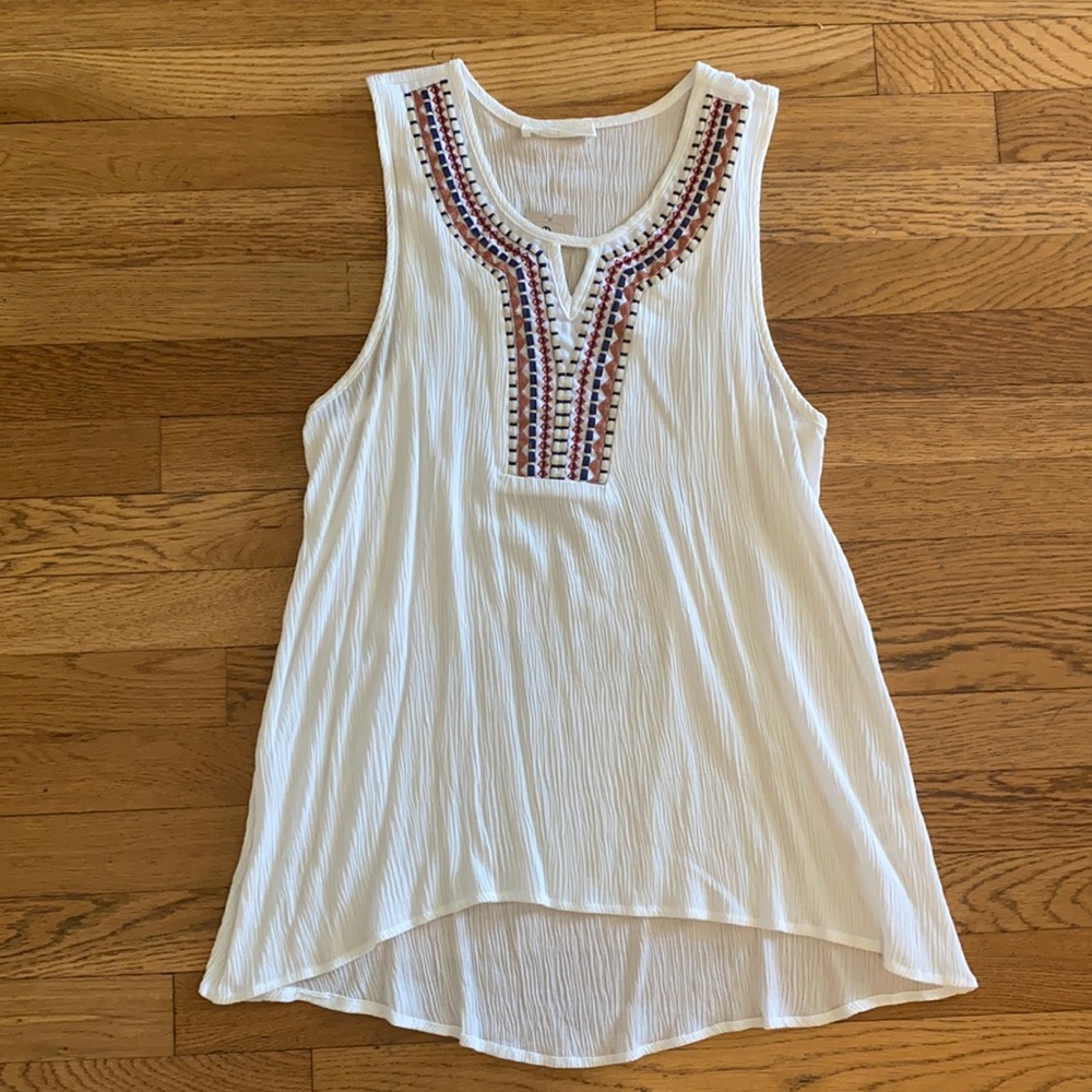 White decorative neck tank